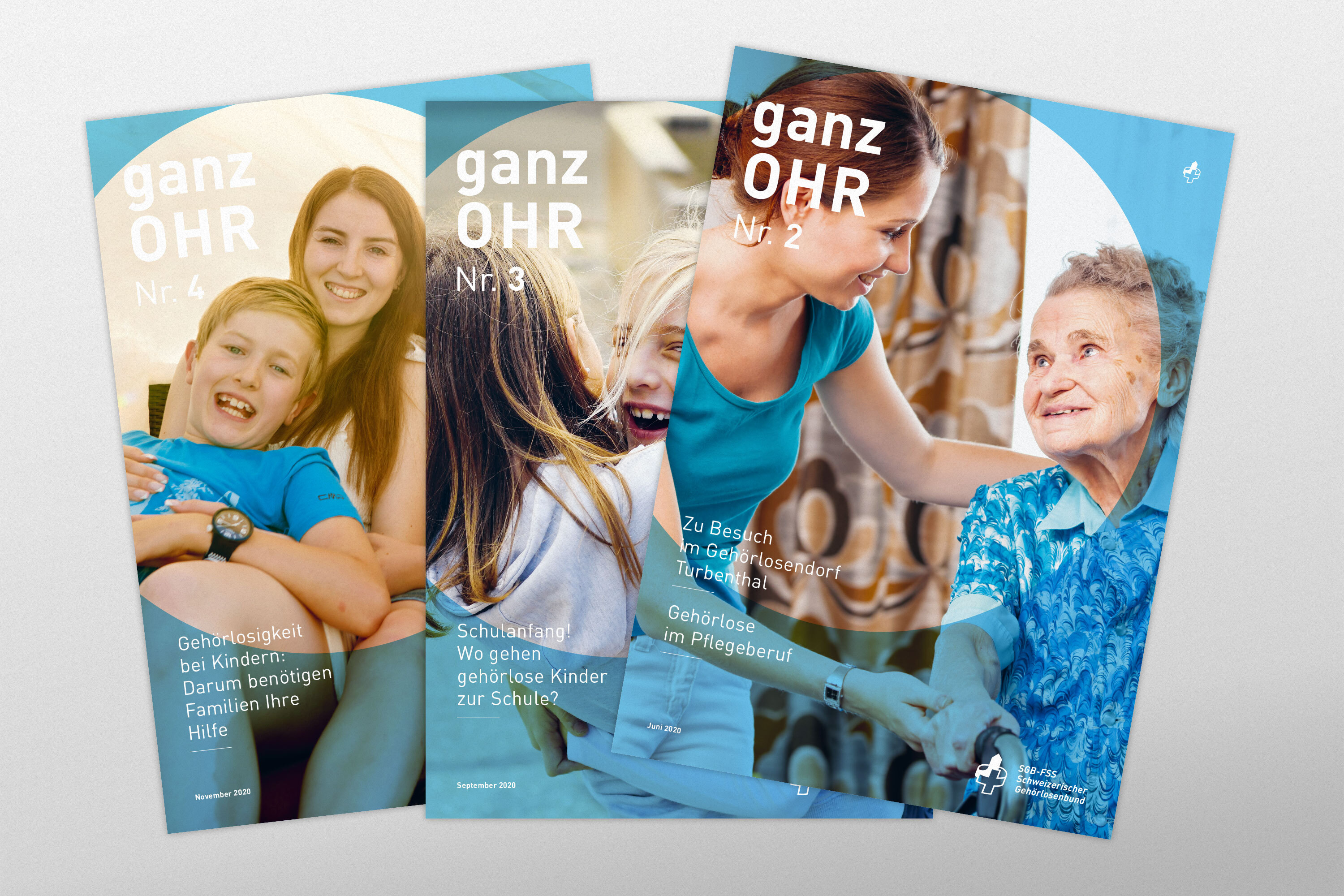 Drei Ausgaben der "ganz OHR"-Broschüre des Schweizerischen Gehörlosenbundes