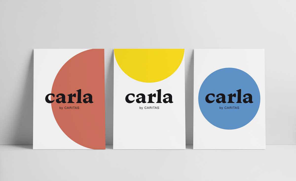 Minimalistische Poster mit dem Schriftzug "carla by CARITAS" und bunten Formen