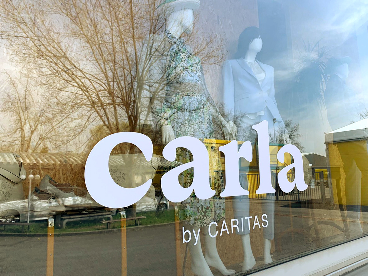 Schaufenster des Carla by Caritas Secondhandladens