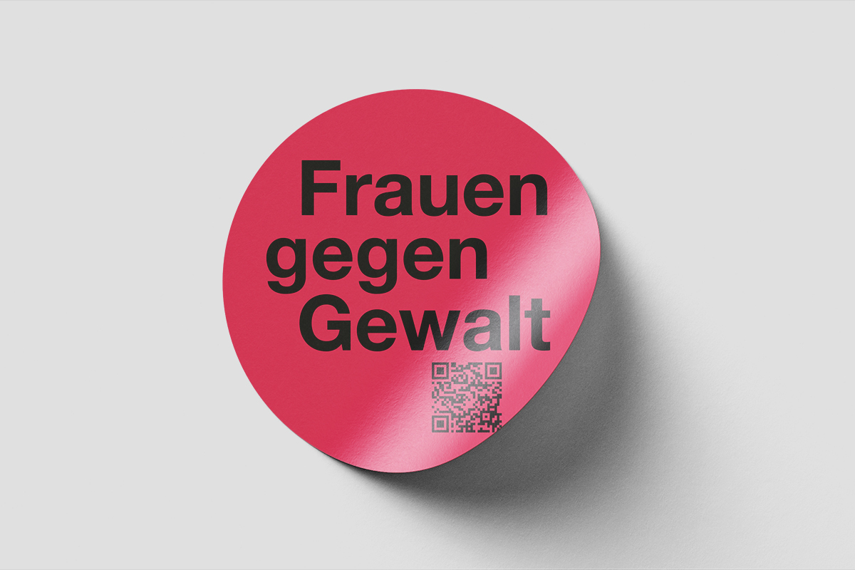 Sticker mit der Aufschrift "Frauen gegen Gewalt" in Pink