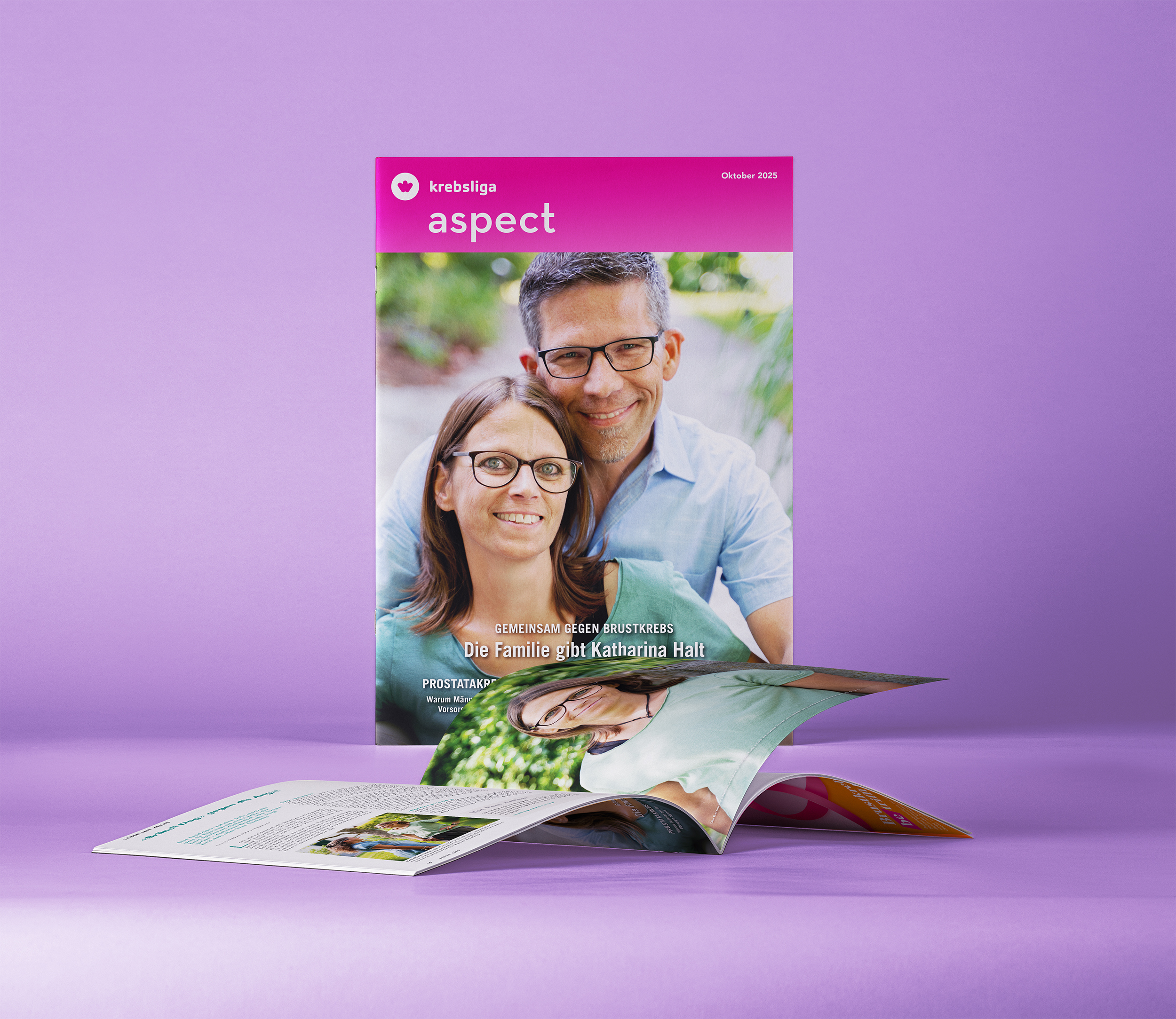 Titelbild des Magazins «aspect» der Krebsliga mit einem Paar, das sich umarmt, vor violettem Hintergrund