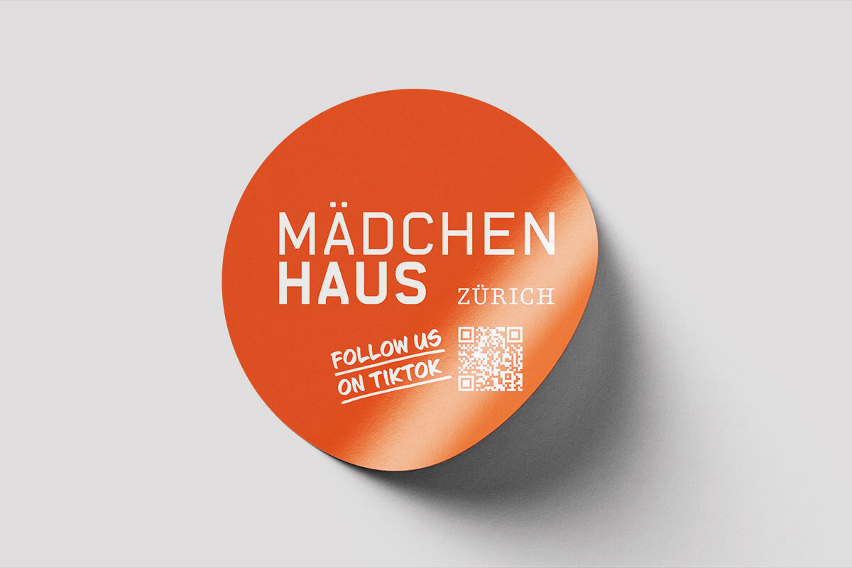 Sticker des Mädchenhauses Zürich mit TikTok-Aufruf