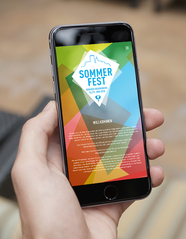 Sommerfest-Website der Stiftung Schloss Regensberg auf einem Smartphone