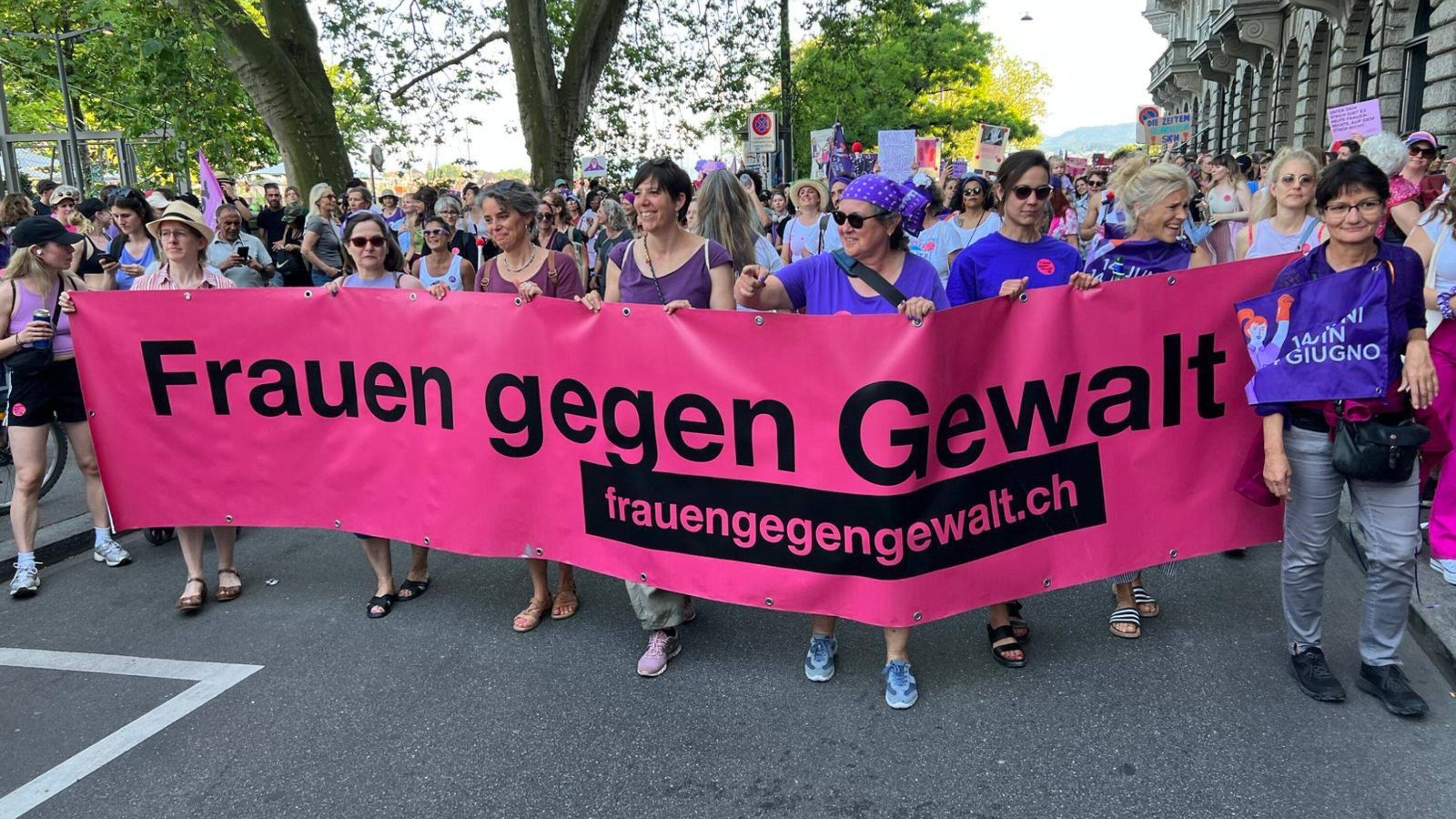 Frauenstreik mit Banner "Frauen gegen Gewalt"