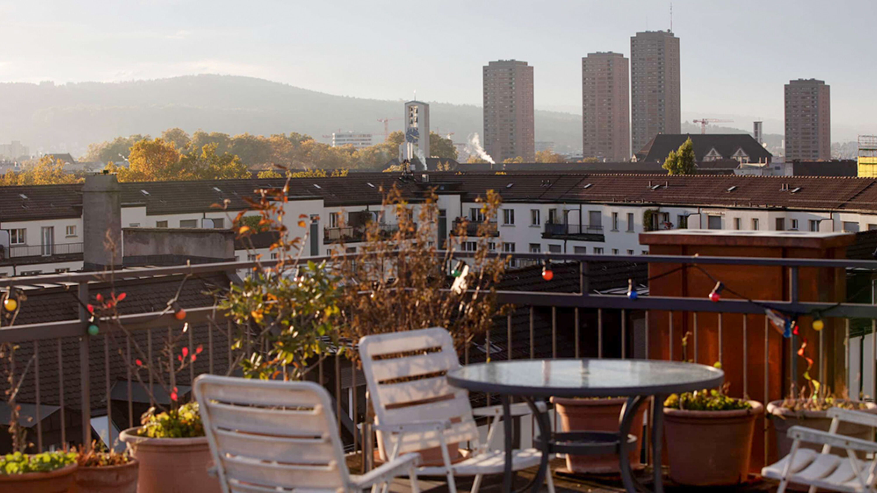 Dachterrasse mit Blick auf Wohngebäude und Kirchturm