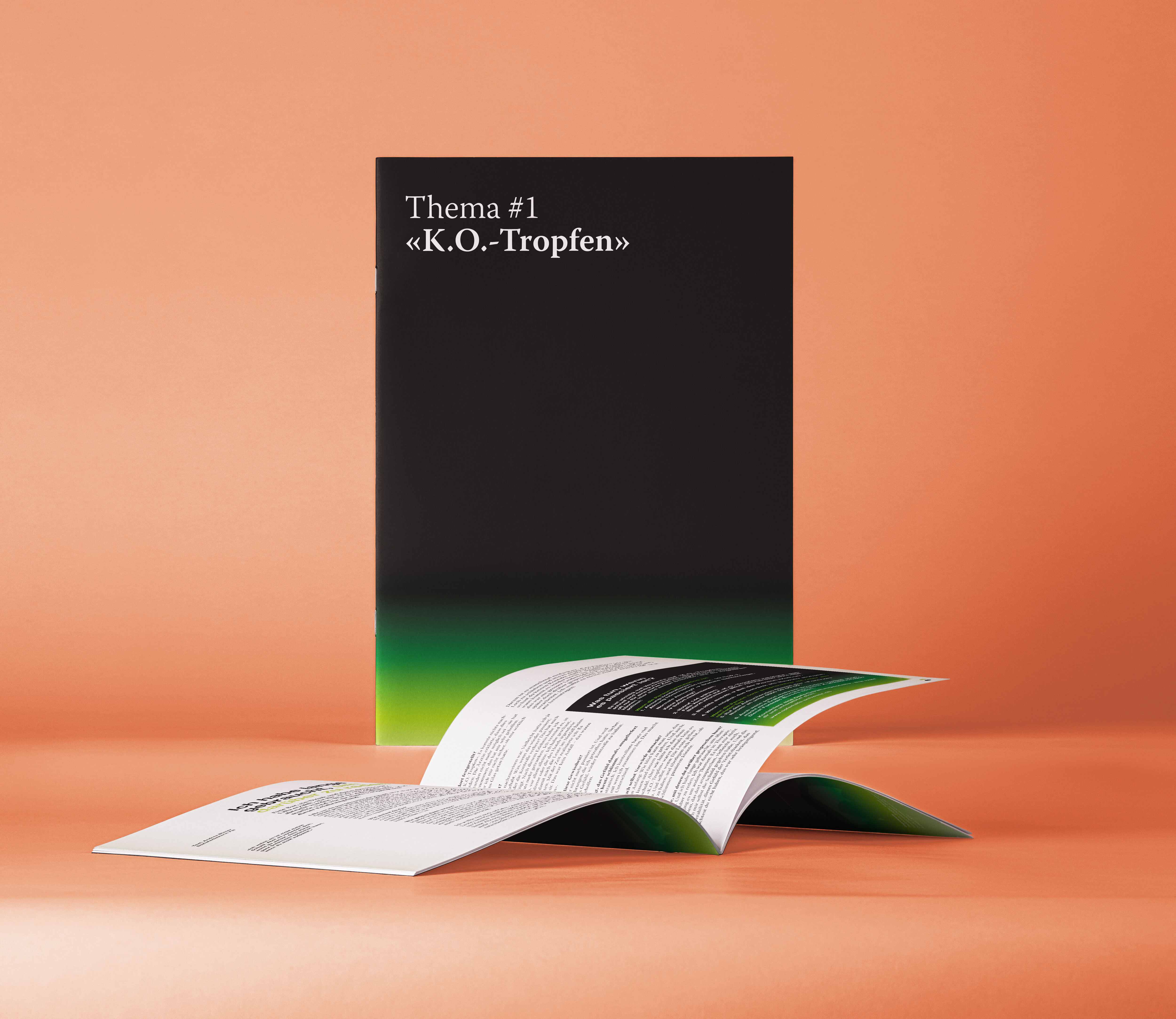 Broschüre der Frauenberatung sexuelle Gewalt Zürich zu K.O.-Tropfen mit Schwarz-Grün-Verlauf auf orangem Hintergrund.