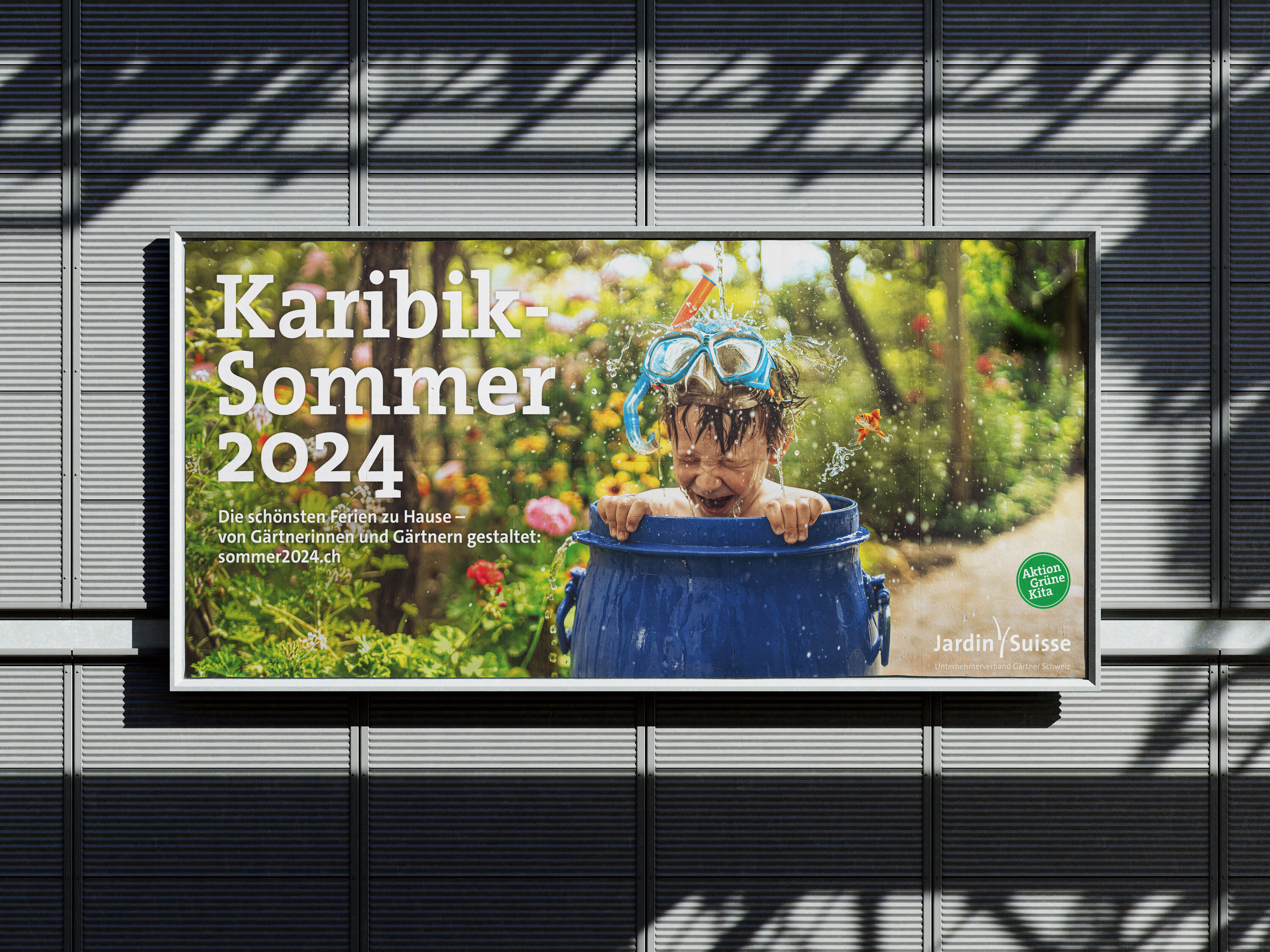 Plakat "Karibik-Sommer 2024" von JardinSuisse mit spielendem Kind im Garten.