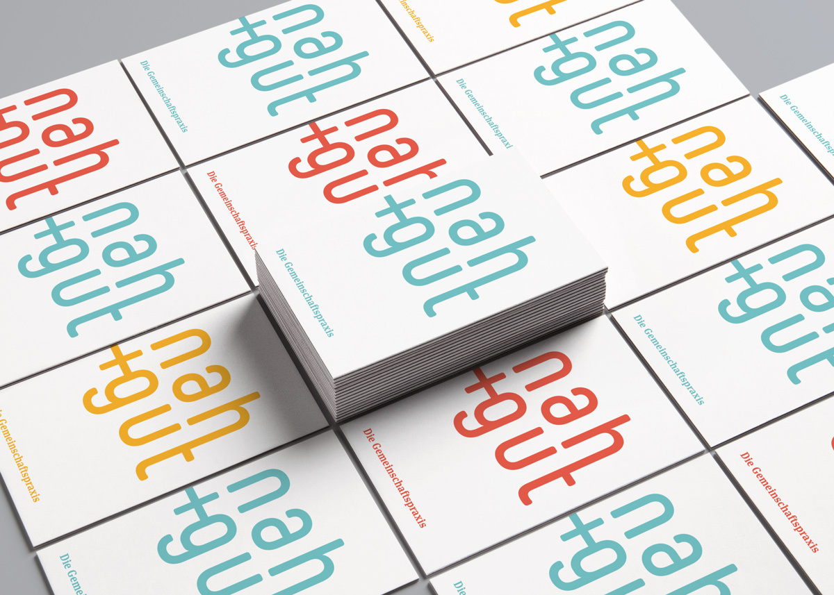 Gestapelte Visitenkarten der Praxis Nah und Gut mit bunten Schriftfarben