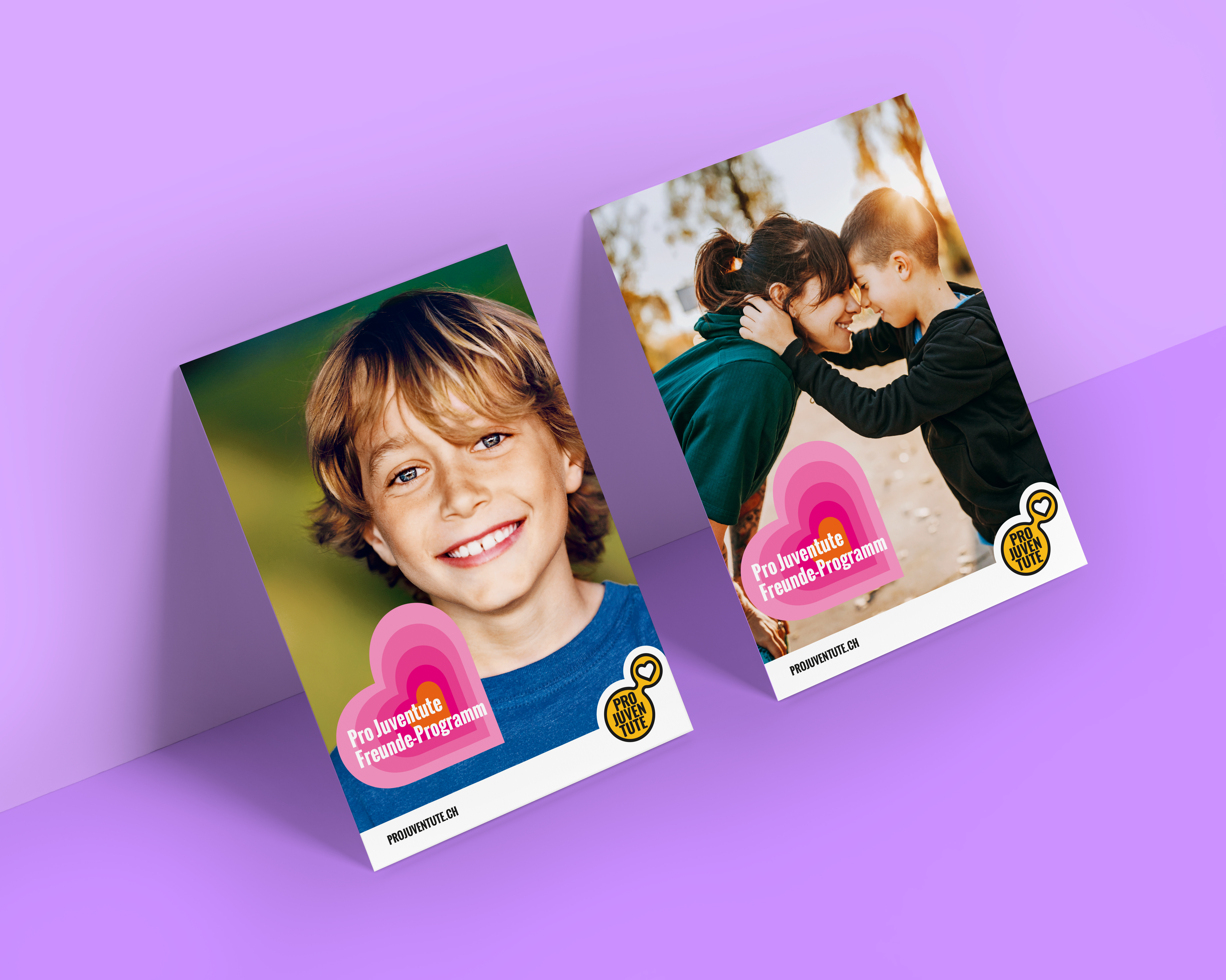 Zwei Flyer des Pro Juventute Freunde-Programms mit Kinderfotos