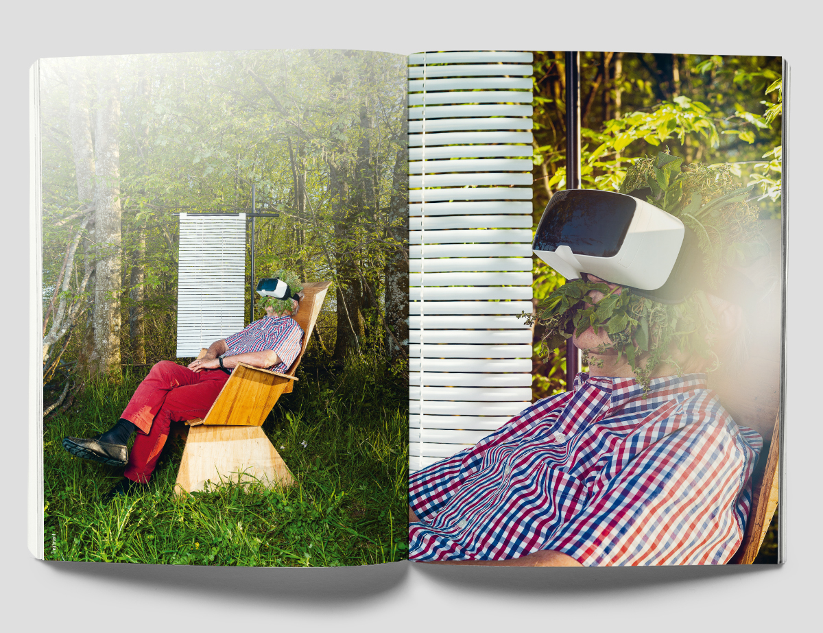 Mann mit VR-Brille auf Holzstuhl in Waldumgebung.