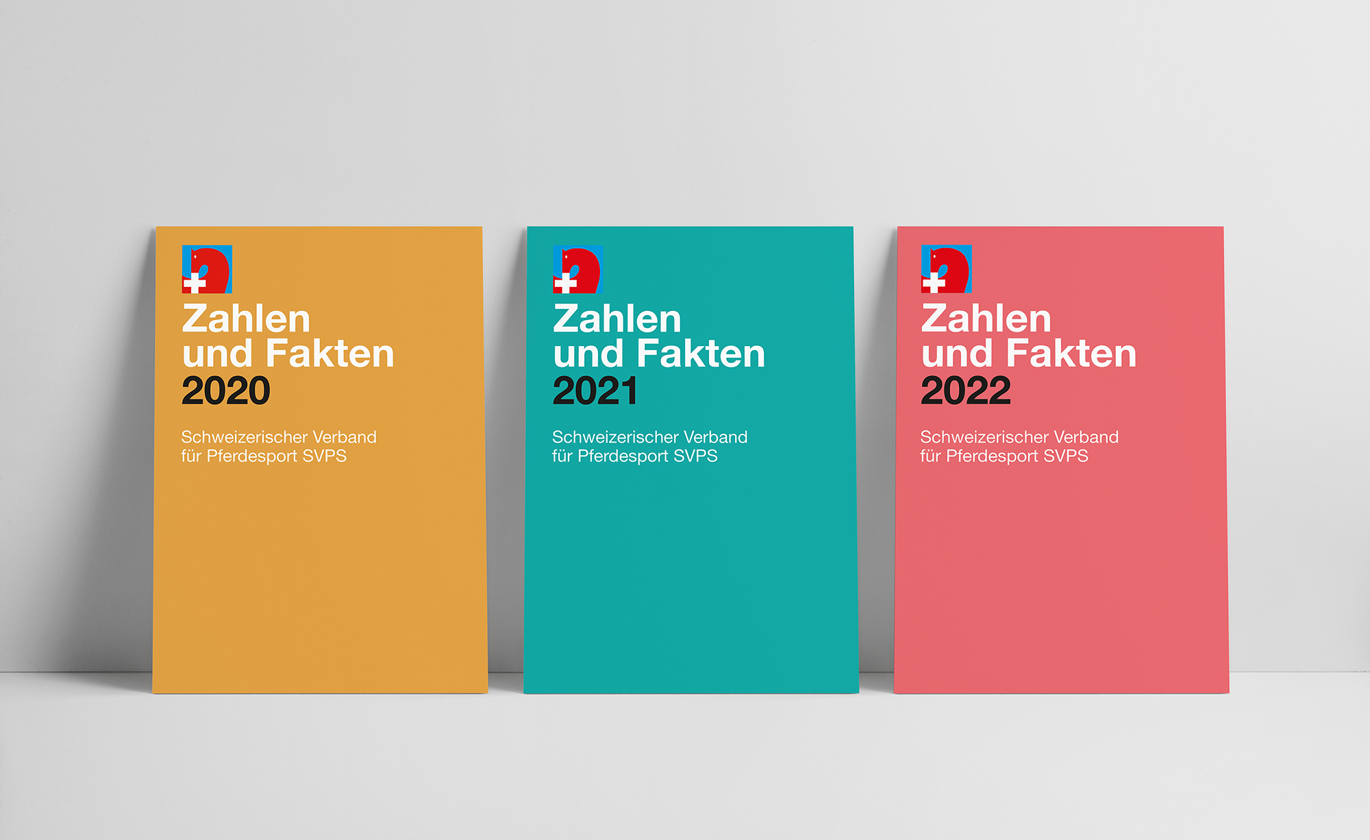 Drei Titelblätter der Publikation "Zahlen und Fakten" des Schweizerischen Verbands für Pferdesport, für die Jahre 2020, 2021 und 2022 in Gelb, Türkis und Rot