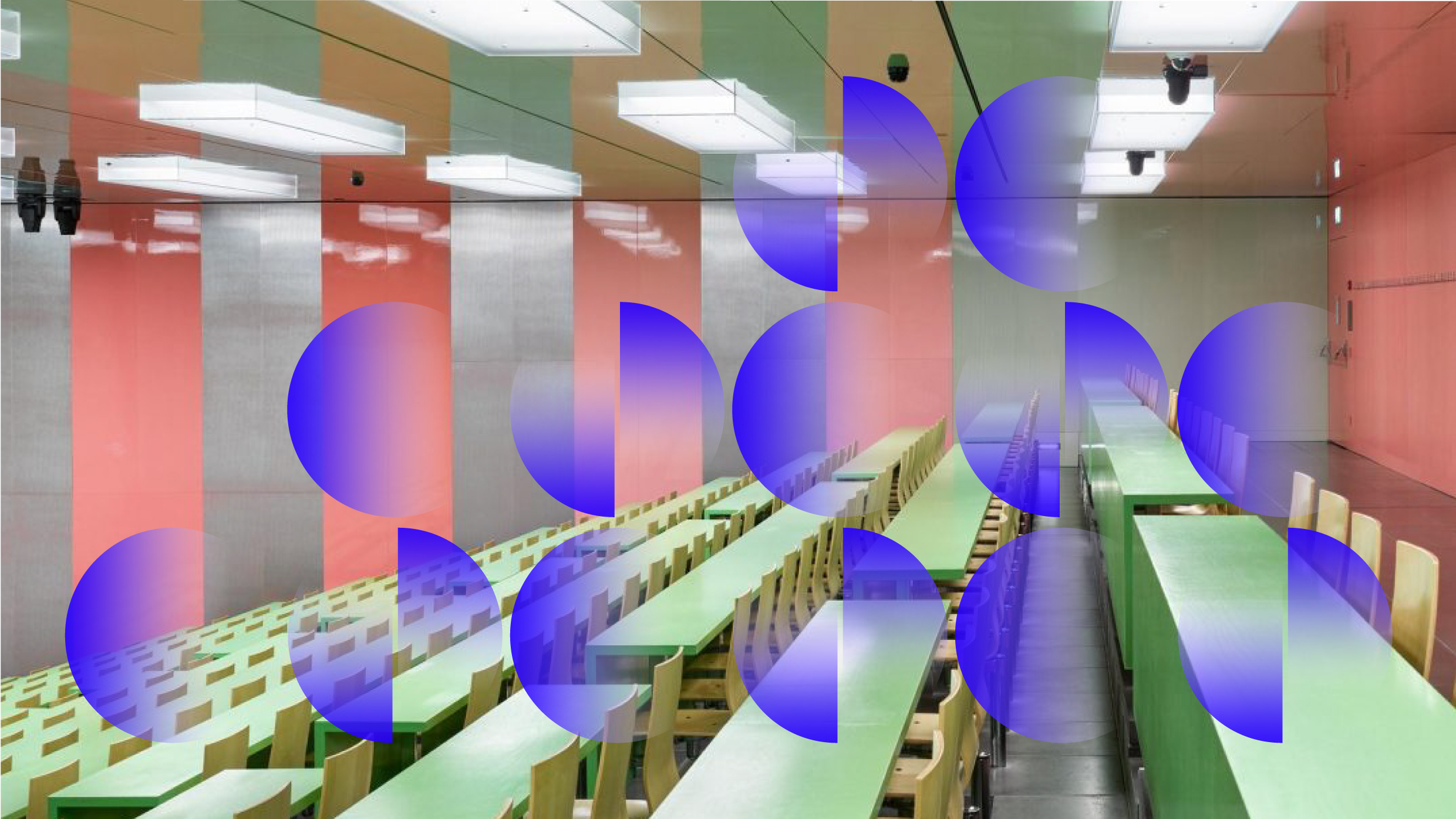 Auditorium mit grünen Sitzreihen und violetten grafischen Elementen.