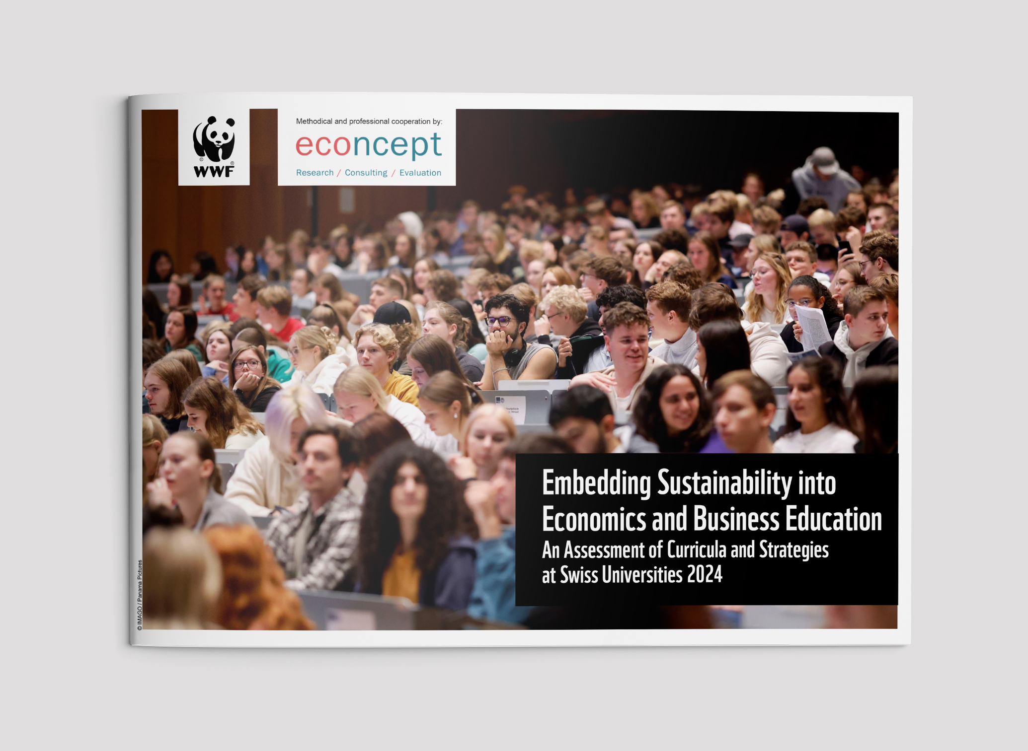 Titelseite einer Publikation: "Embedding Sustainability into Economics and Business Education 2024" mit Hörsaal voller Studierender und Logos von WWF und econcept.