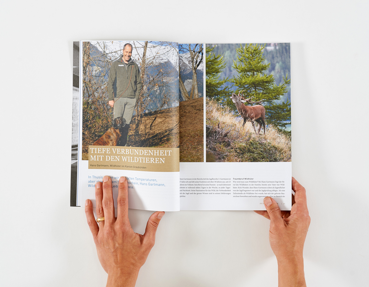 Doppelseite eines Buches mit einem Porträt von Hans Gartmann und einem Hirsch in der Natur.