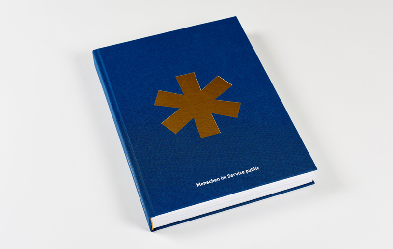 Buch mit blauem Einband, goldenem Sternsymbol und dem Titel „Menschen im Service public“ auf dem Cover.
