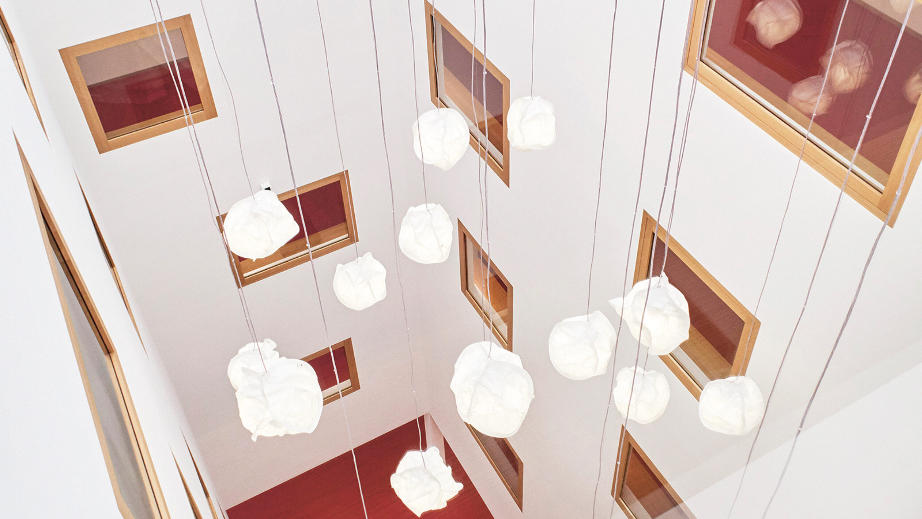 Moderne Deckenbeleuchtung im Treppenhaus