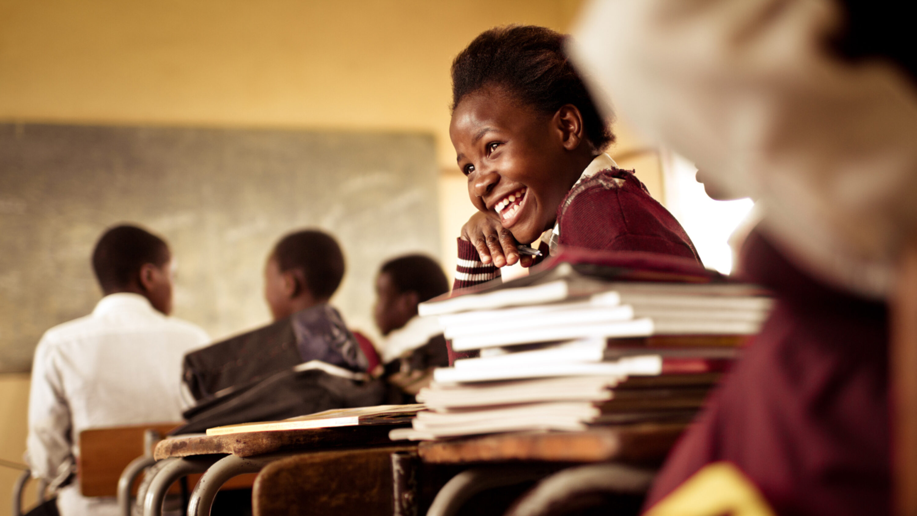 Lächelndes Schulmädchen im Klassenzimmer