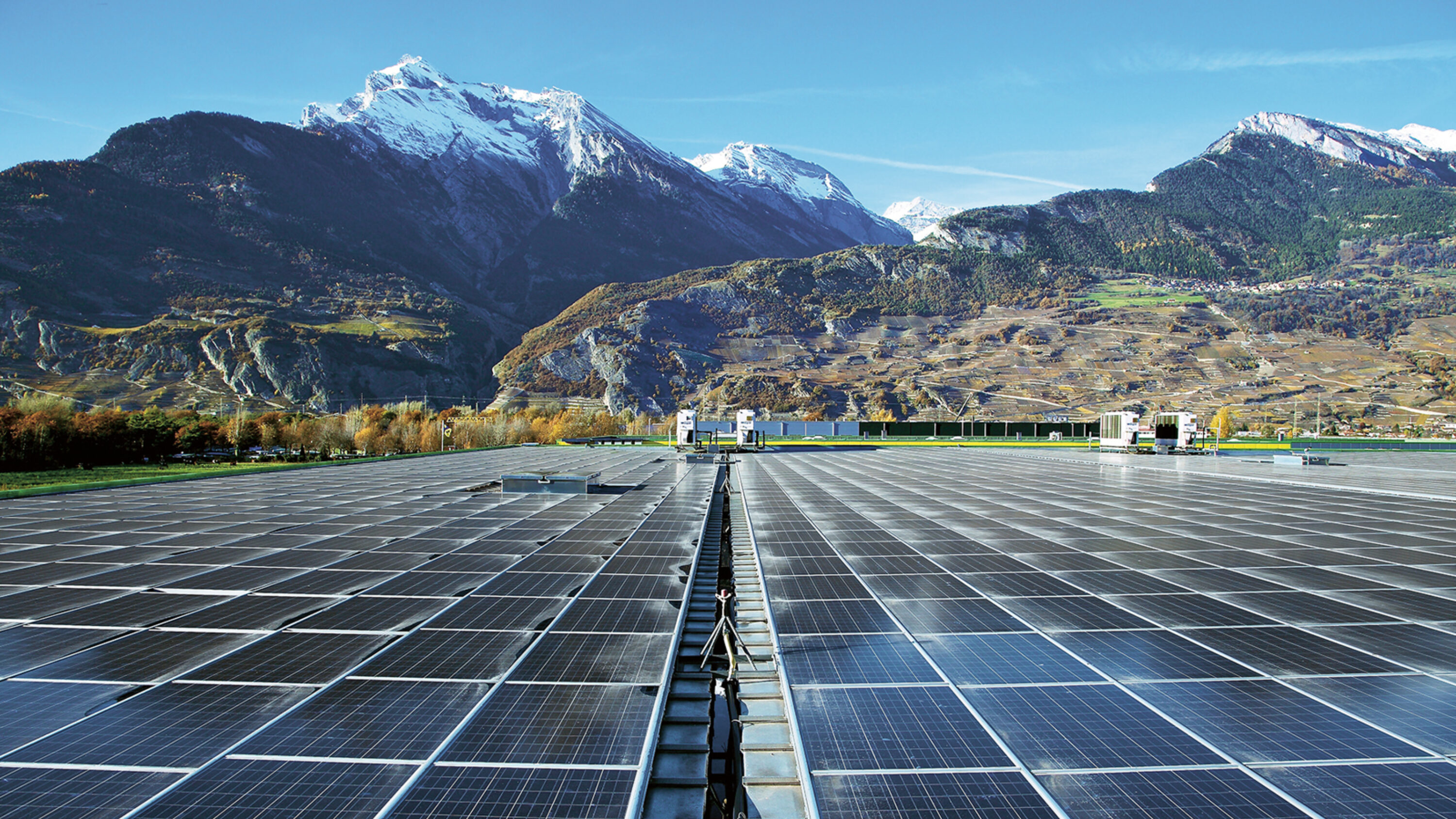 Solaranlage vor einer Berglandschaft.